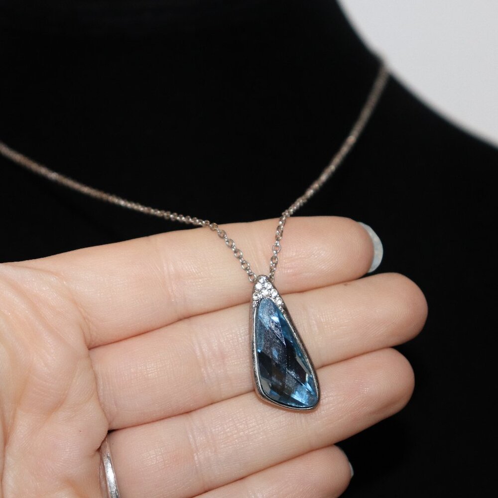 Beautiful silver and blue topaz necklace 18"